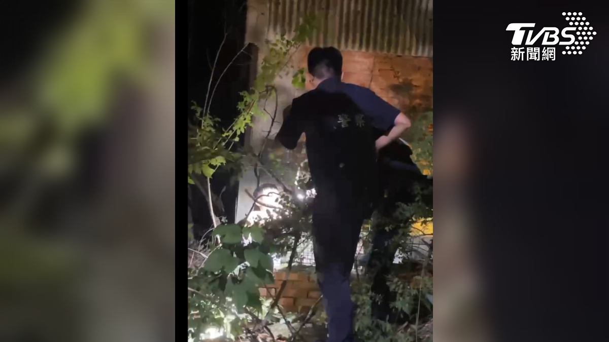 員警趕到，就看到男大生趕緊替員警指路，果然在附近的草叢中發現了逃跑的駕駛（圖／學生提供）