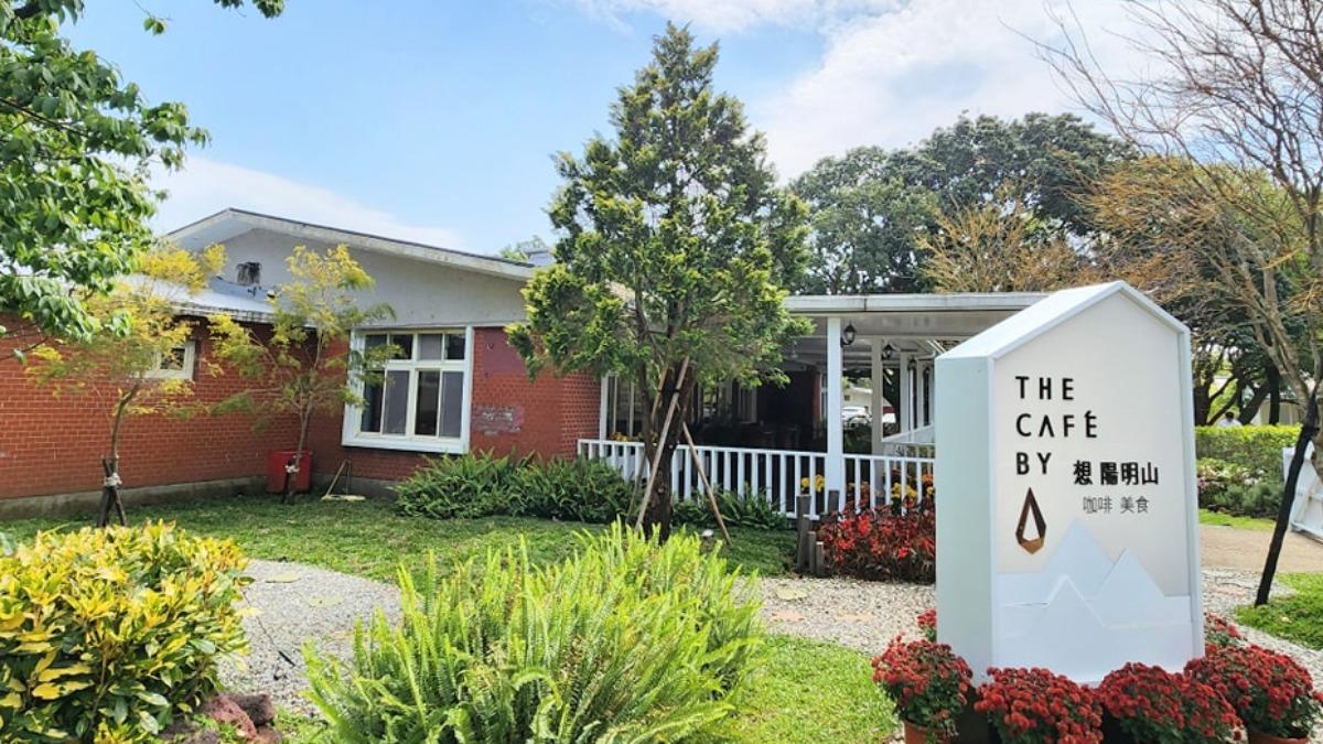 The Café By想 陽明山整體氛圍在綠意的襯托下,像極了森林中的美術館。(圖/翻攝自The Café By想 陽明山 fb)