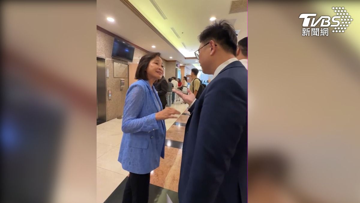 賴瑞隆今日上午更在立法院中興大樓的一樓大廳電梯前與柯志恩當面爭執。(圖/柯志恩辦公室提供)