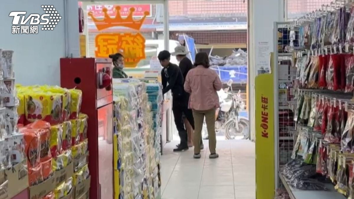 統冠超市是光復市區最快恢復營業的超市。(圖/TVBS)