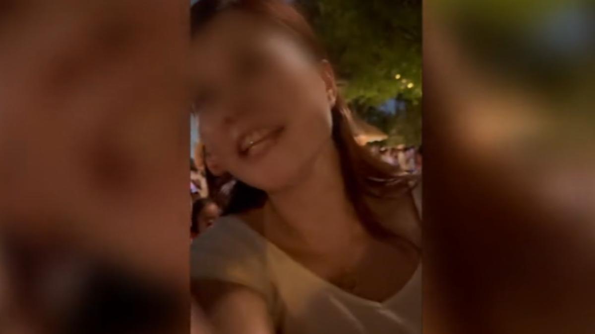放任孩插隊衝第1排,中國婦嗆「侵犯人權、摔爛妳手機」。(圖/民眾提供)