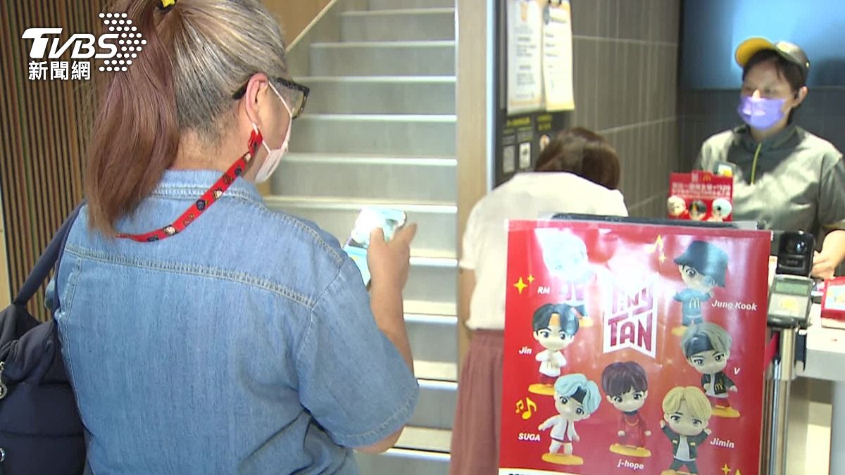 粉絲排隊購買。（圖／TVBS）