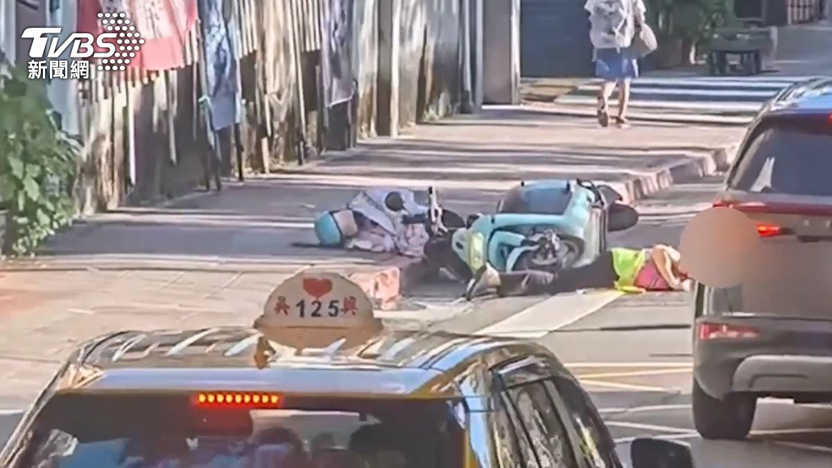 導護志工疑身體不適暈倒，機車閃避不及摔車。 (圖／TVBS)