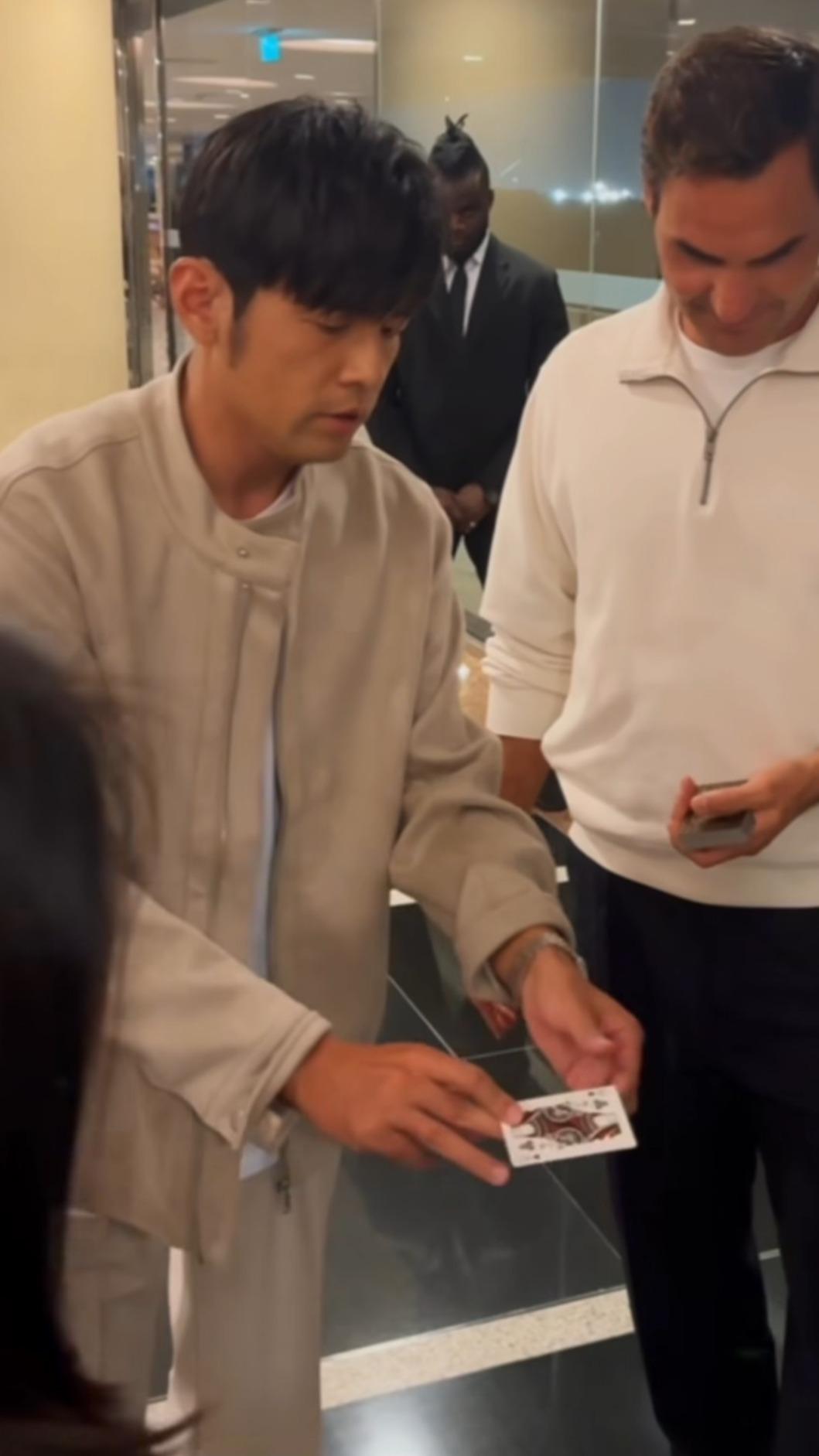 周杰倫變魔術給費德勒看,讓對方驚訝不已。(圖/翻攝自rimowa IG)