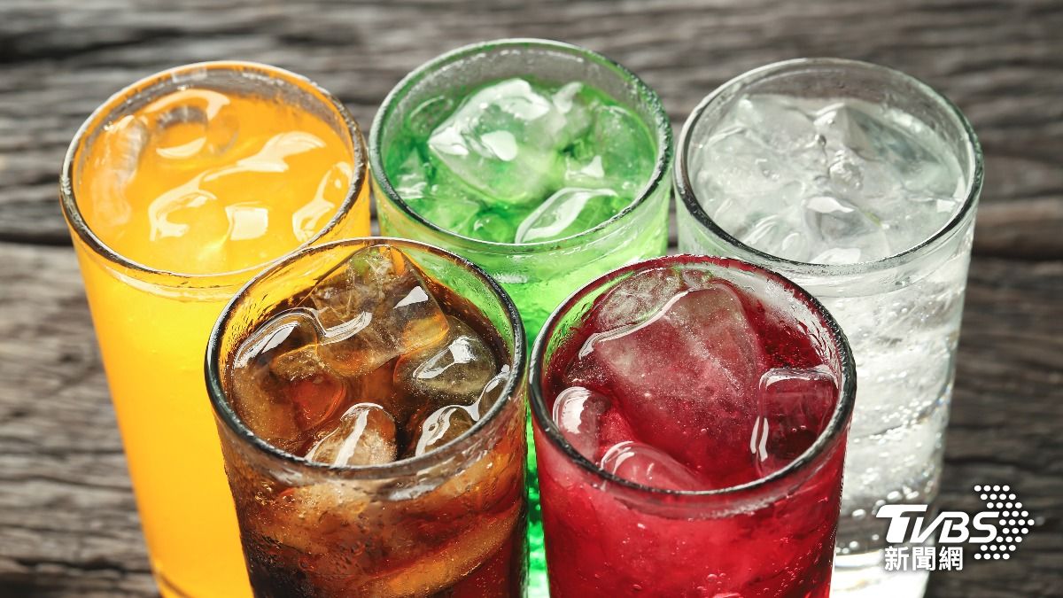 現代人經常喝無糖汽水或低糖氣泡飲。(示意圖/達志影像shutterstock)