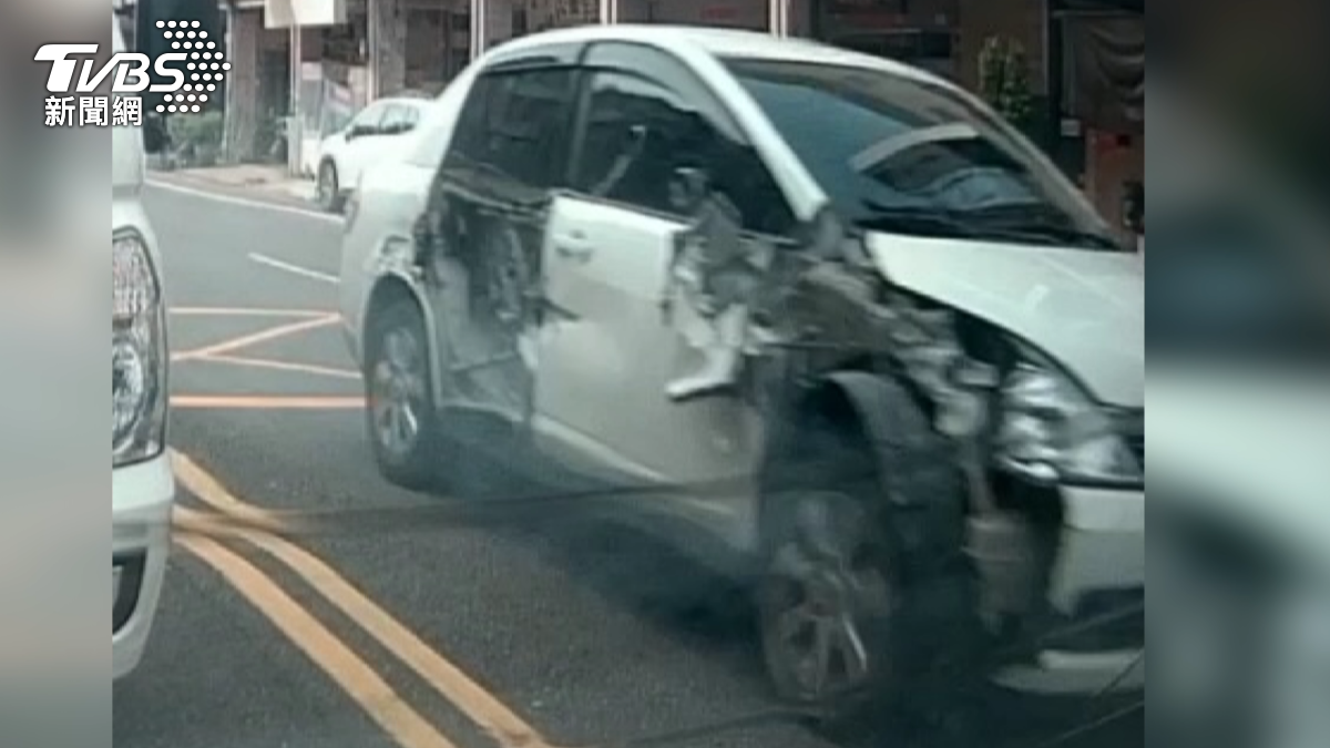 28歲男毒販撞爛右側車身件掉滿地仍狂飆闖紅燈(圖/翻攝Threads_tab_0.0)