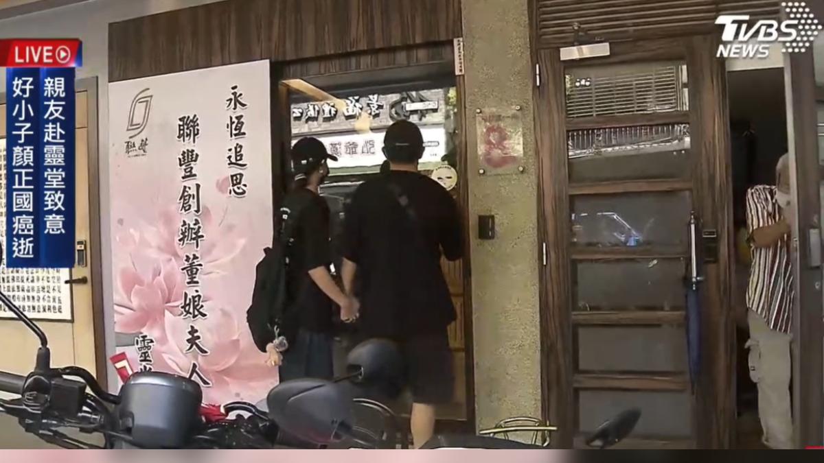 直擊/顏正國是他們「媒人」 黃尚禾、李千娜一早哀痛趕赴靈堂悼念