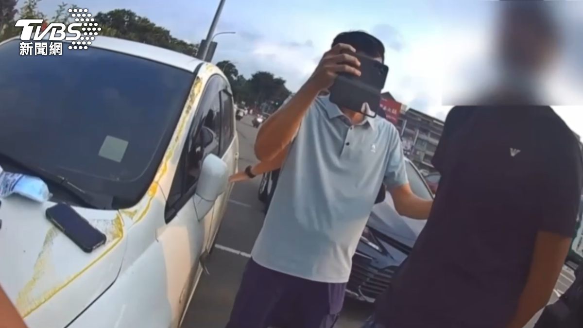 28歲郭姓毒販一度棄車逃逸,一小時後又折返,想要拿走來不及帶走的毒品,結果被埋伏員警抓到現行。(圖/TVBS)