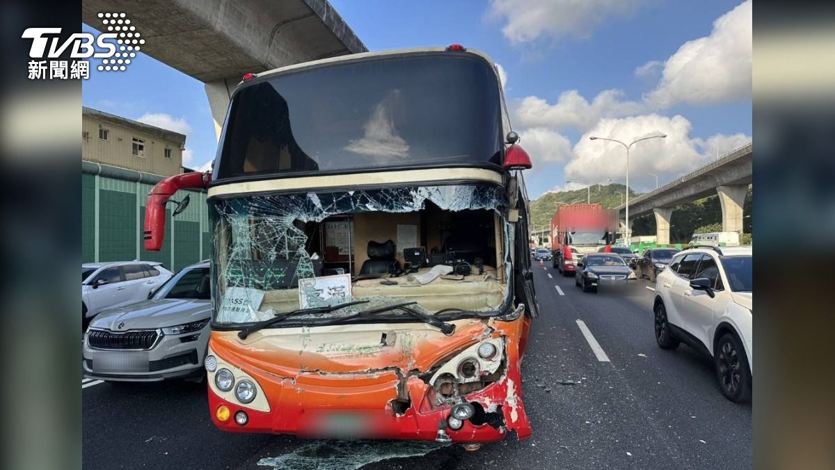 國道客運與聯結車發生追撞車禍。（圖／TVBS）