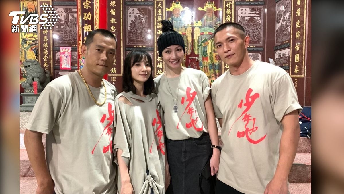 顏正國昔日拍《少年吔》促成黃尚禾(左一)、李千娜(左二)姻緣。(圖/顏正國提供)