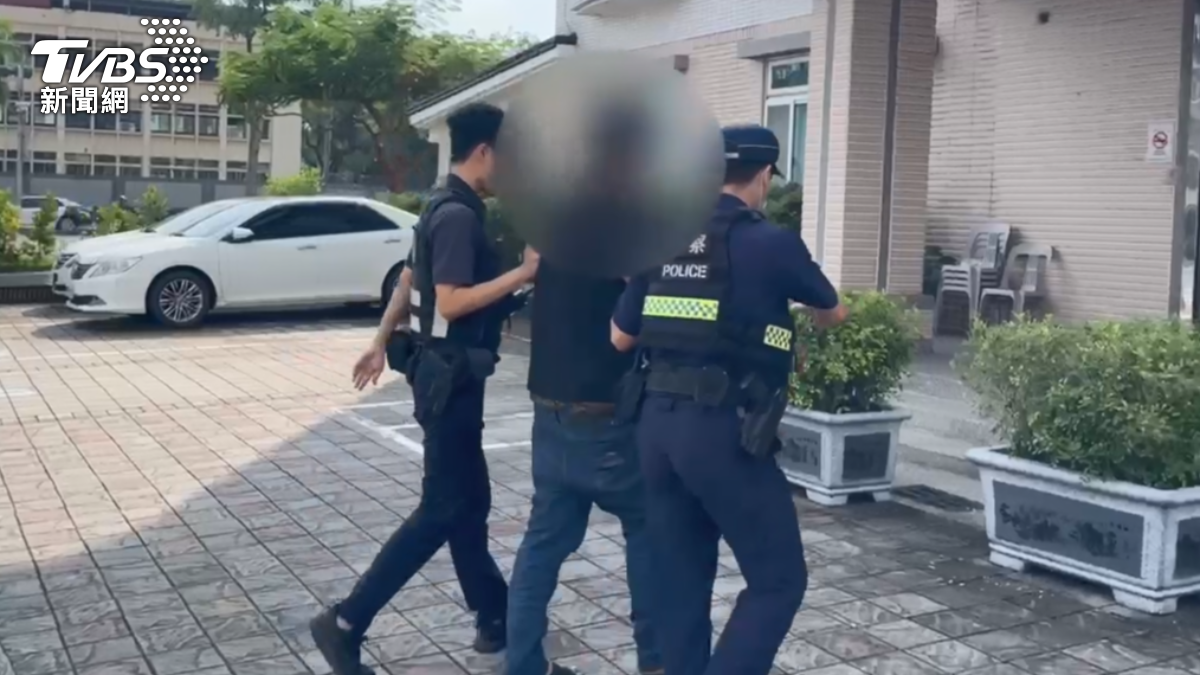 警方將郭嫌當場依現行犯逮捕,並在該自小客車內,起獲毒品咖啡包29包 K他命32包,毒品哈密瓜錠1袋。(圖/TVBS)
