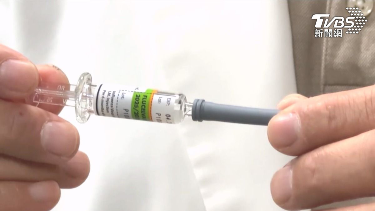 家長帶著小朋友到診所施打疫苗，注射前護士問了醫生，護理師再三確認是半劑，沒想到衛福部公告需要施打一劑（圖／TVBS）