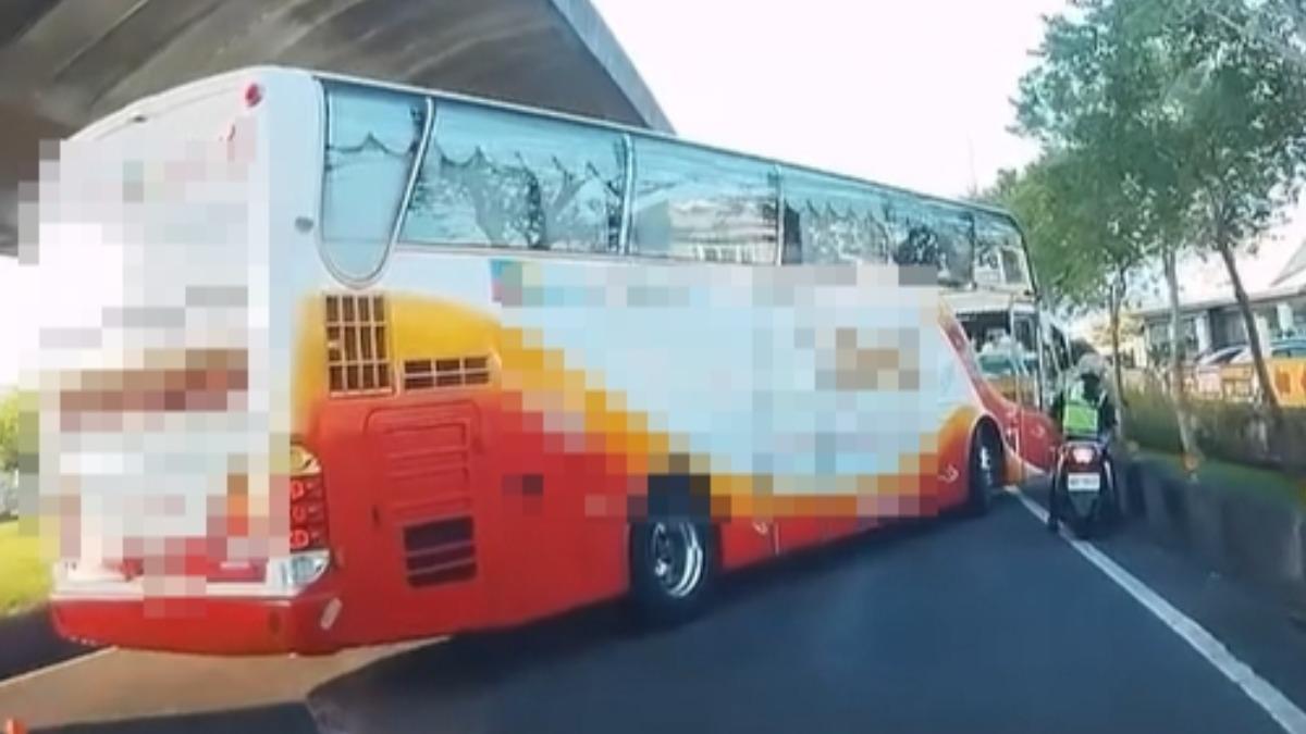 遊覽車迴轉差點撞到警察。（圖／翻攝WoWtchout - 地圖型行車影像分享平台）