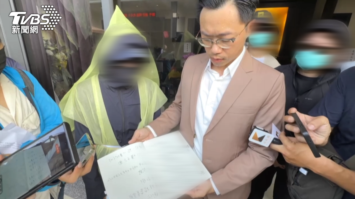 女兒控訴母親上週會從高雄熱鬧的博愛二路大樓墜樓,全是因為一間宮廟的宮主,利用話術把媽媽當人肉ATM,逼上絕路(圖/TVBS)