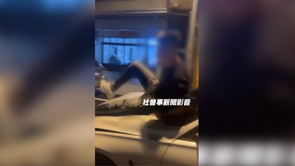 撞壞車頭還拍抖音　「自媒體男」遭罰萬元。(圖／社會事新聞影音)