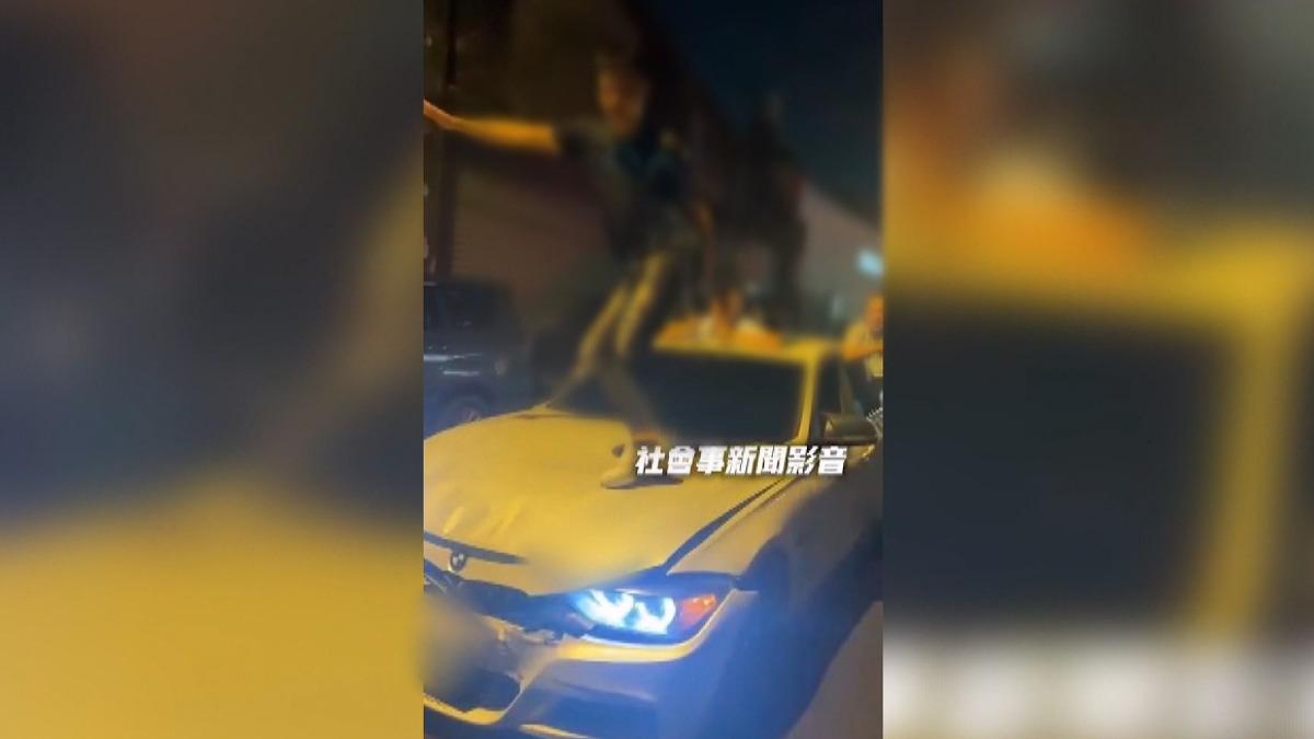 男追撞車禍不慌　引擎蓋上跳舞拍抖音。(圖／社會事新聞影音)