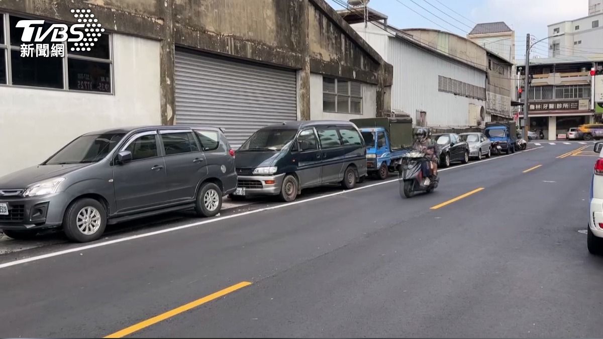 張姓男子發生追撞車禍後，回台中太平中山路巷弄內拍攝「抖音影片」。(圖／TVBS)