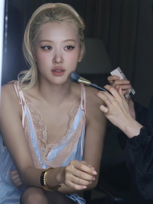Rosé的妝容讓她看起來頗無神。(圖/翻攝自Rosé IG)