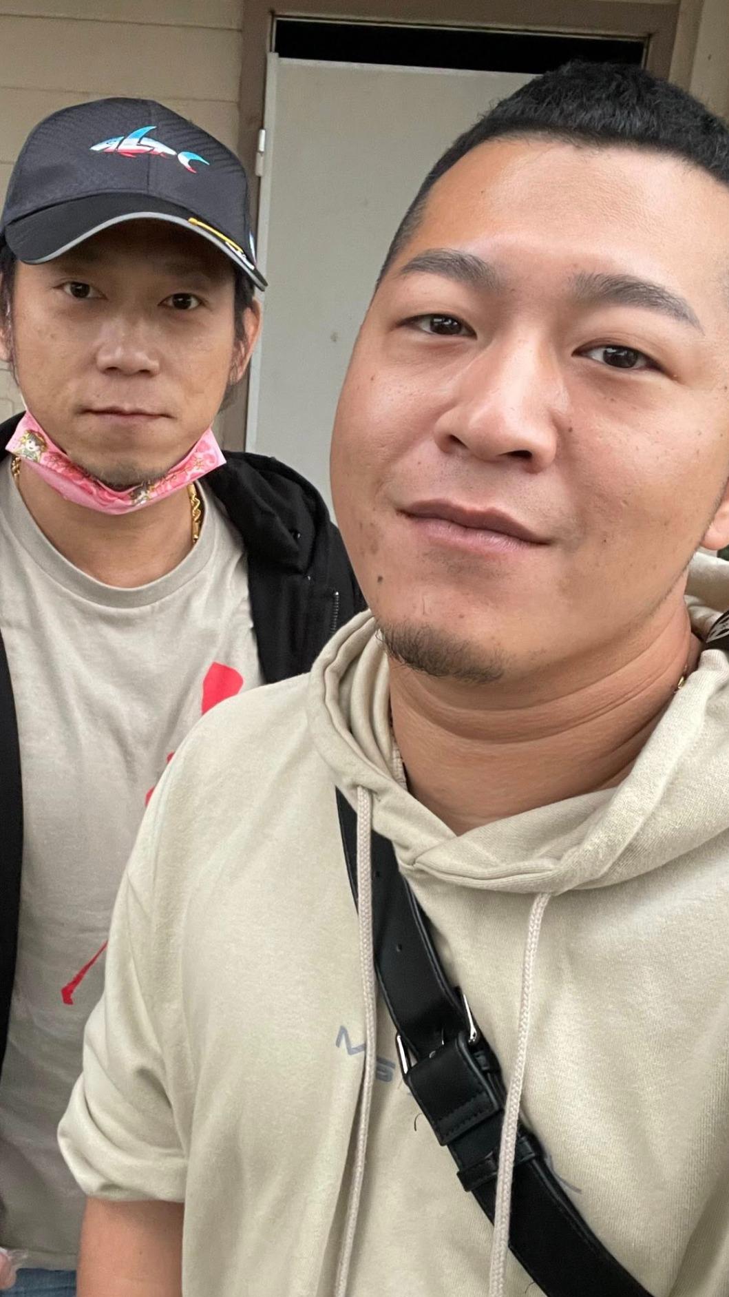 草爺曬出與顏正國的合照悼念好友。(圖/翻攝含羞草FB)