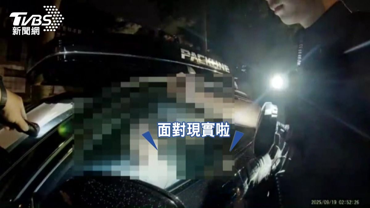 台中男餐廳飲酒後駕車　遇警裝昏逃攔檢。(圖／TVBS)