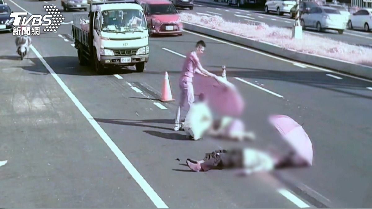 7旬夫妻騎車被貨車撞倒「躺滾燙路面」　暖心民眾拿傘群體救援。(圖／TVBS)