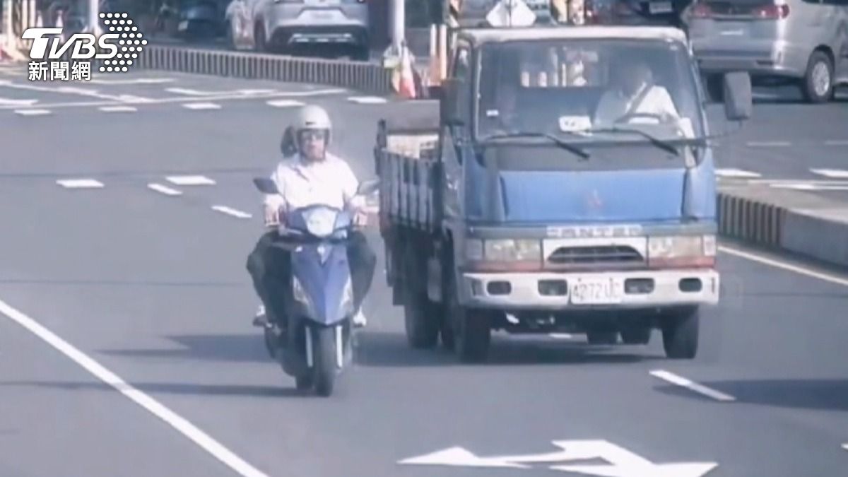 小貨車在超車過程中從內線向中線移動。(圖／TVBS)