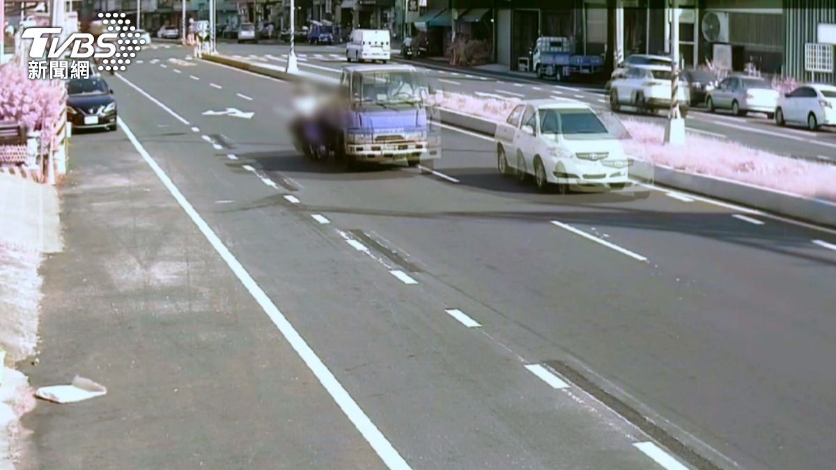 距離機車太近，車斗與機車發生擦撞。(圖／TVBS)