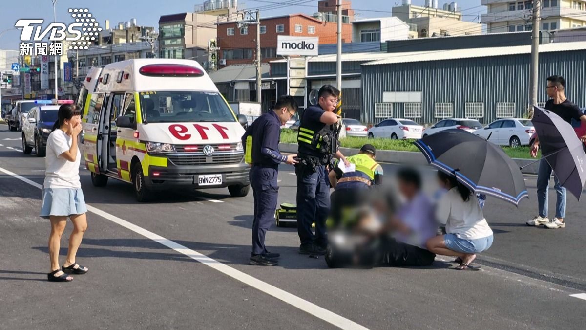 炎夏路面燙熱！貨車撞倒70歲夫妻「肇事逃逸」　民眾暖心救援。(圖／TVBS)