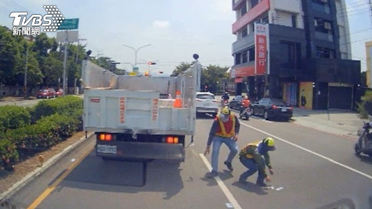 帶6萬現金騎車!台中婦千元鈔沿路噴 回頭剩存摺