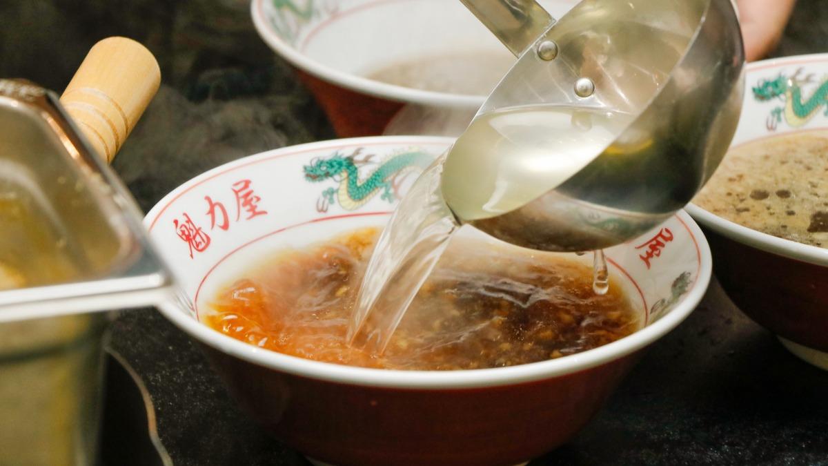 來自京都的人氣拉麵品牌「魁力屋」,成功擄獲無數饕客的心。(圖/翻攝自魁力屋拉麵台灣 fb)