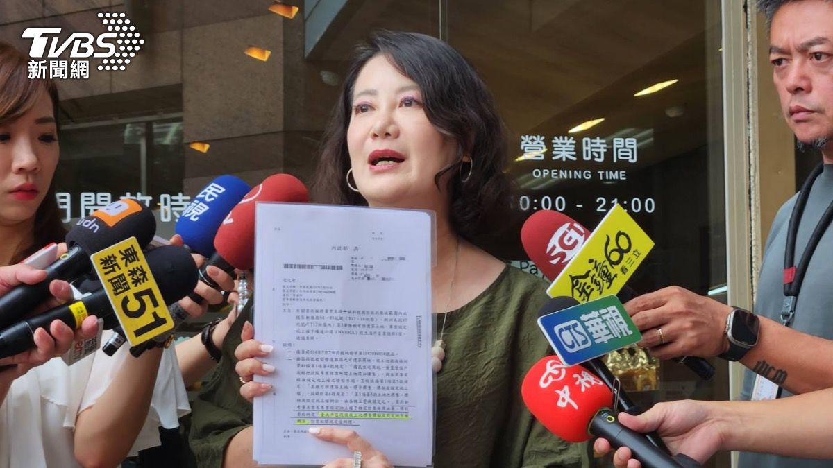 吳思瑤出示內政部函文。（圖／潘袁詩羽攝）