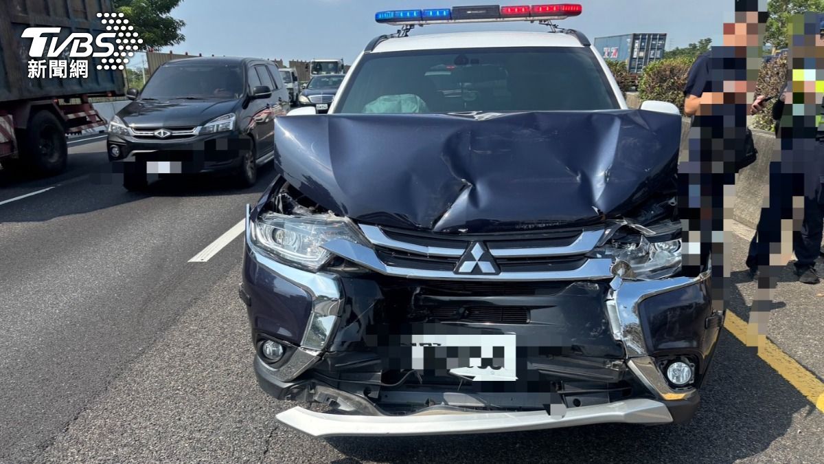 國1警車追撞!車頭扭曲變形 疑未保持安全車距釀禍