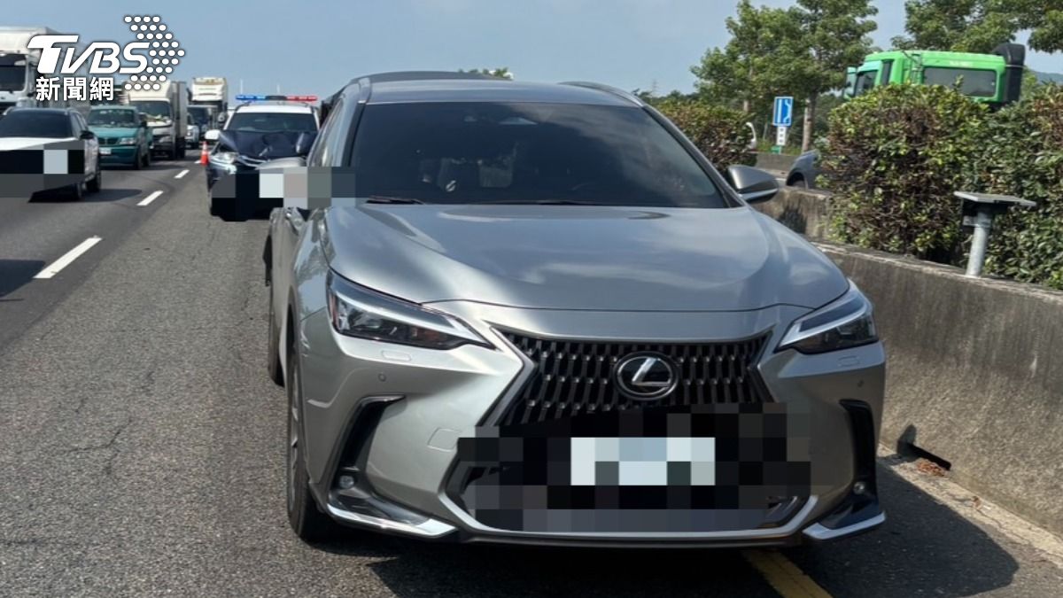 警車為保持安全距離,與前車發生追撞。(圖/TVBS)
