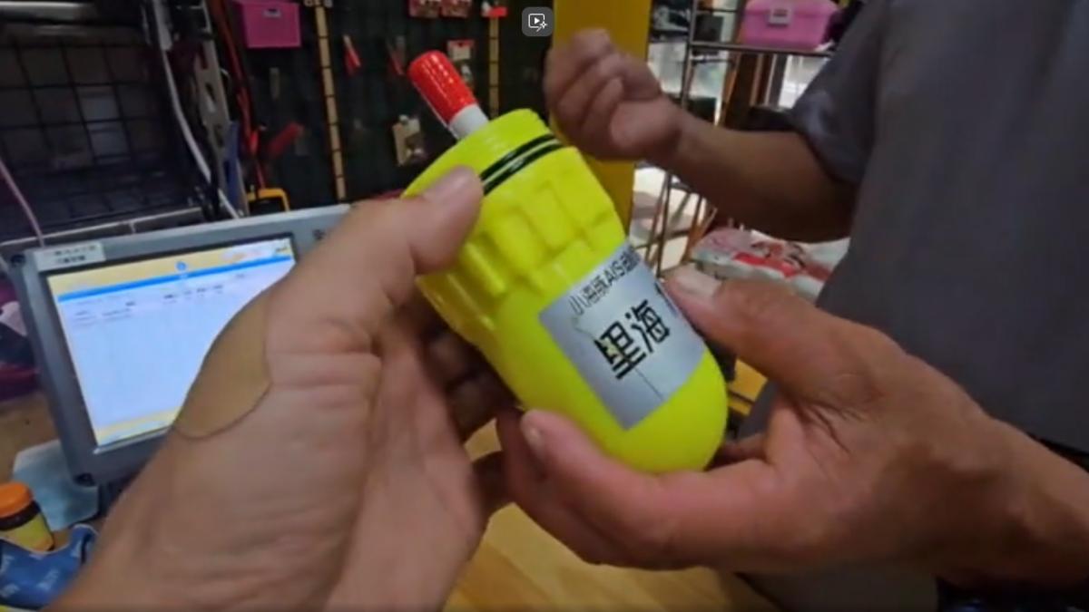 專業教練建議,潛水時可配戴追蹤定位器,約一個手掌大,可即時定位。(圖/TVBS)