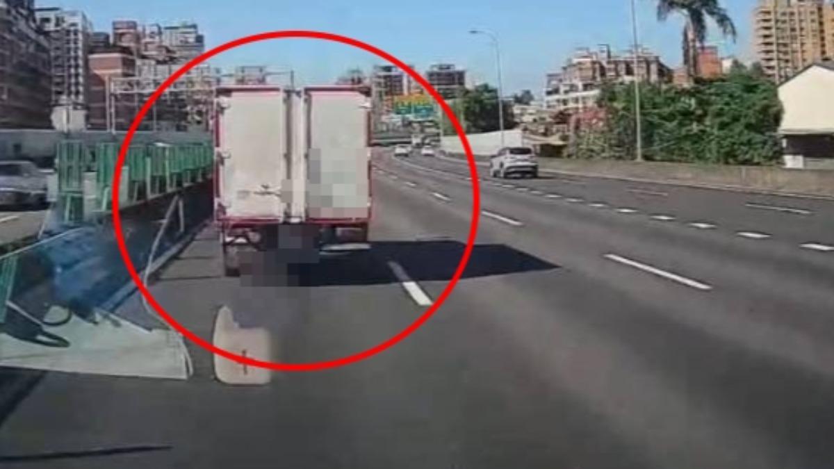 控貨車佔國道「超車道」,事後還投訴救護車逼車。(圖/翻攝自WoWtchout - 地圖型行車影像分享平台)