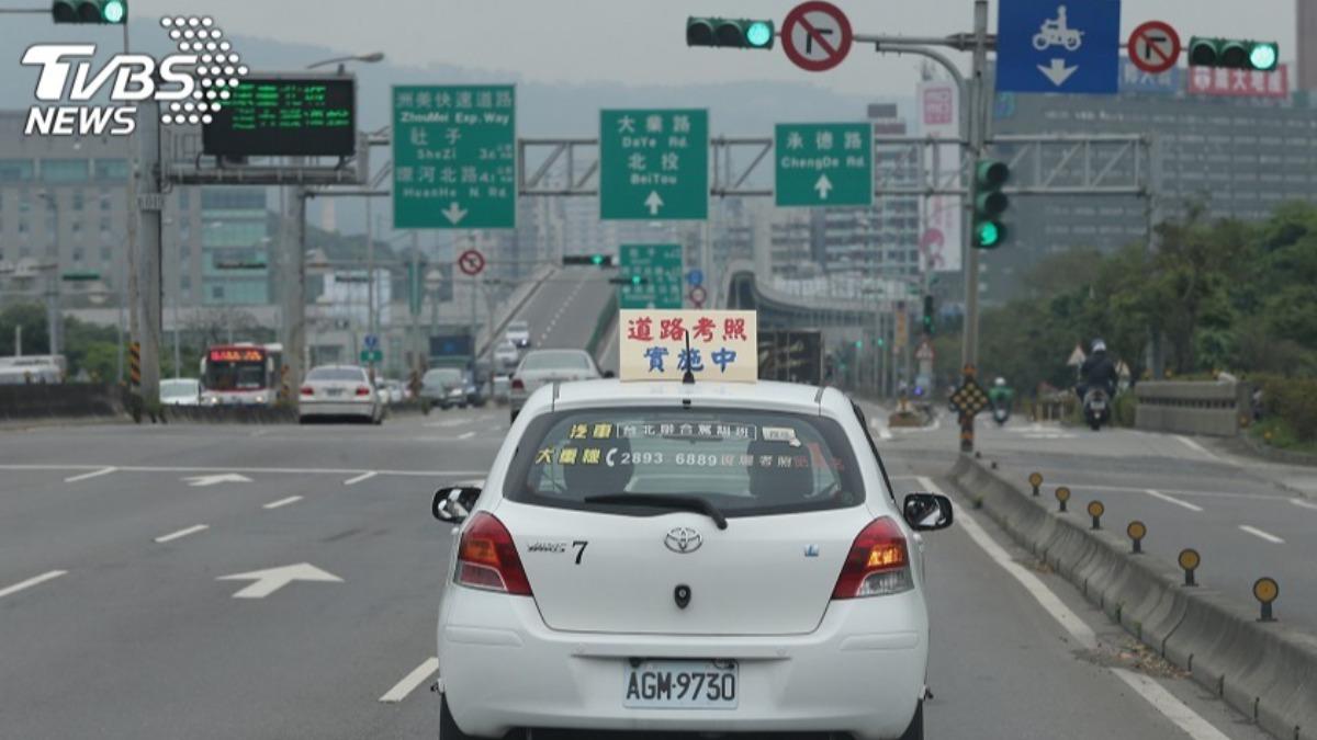 道路考照未來將增加長度，成本恐增，駕訓班業者嘆沒賺。（圖／TVBS） 