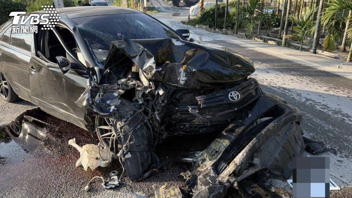 清晨驚魂!無照男閃車撞電桿 車頭全毀幸平安無事