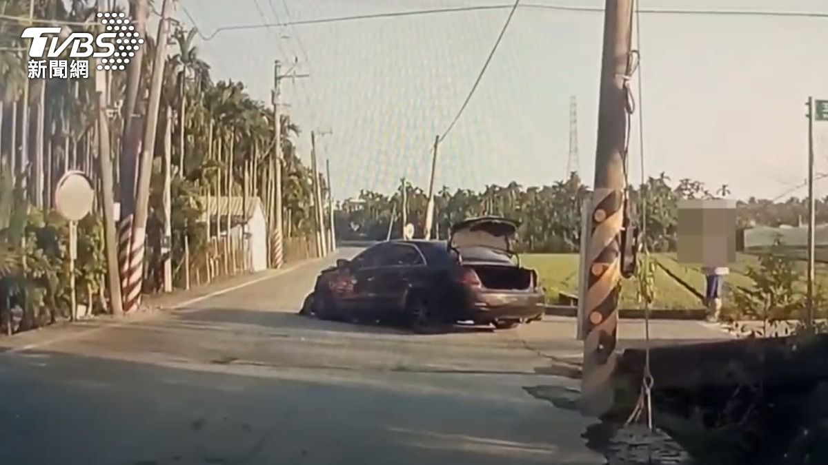 警方到場處理,紀錄下現場畫面