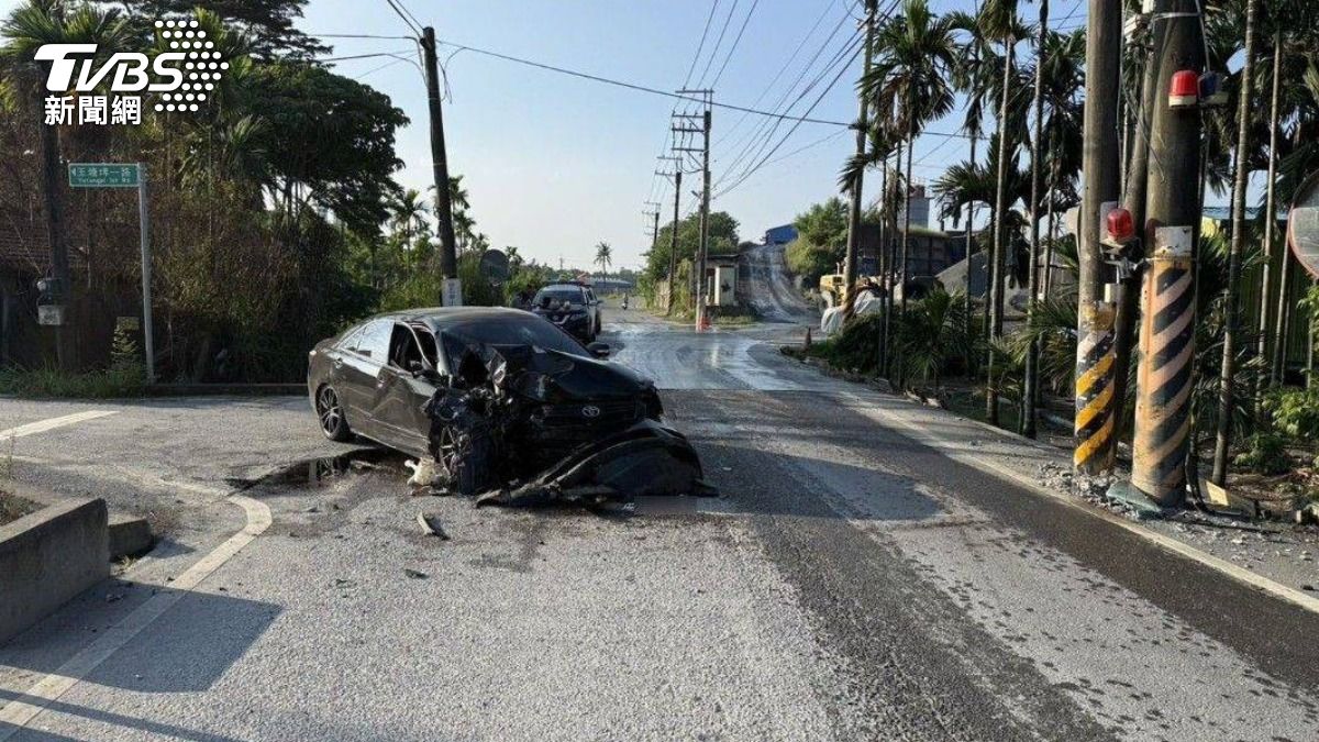 事故車輛橫躺路中間,所幸警方很快就排除