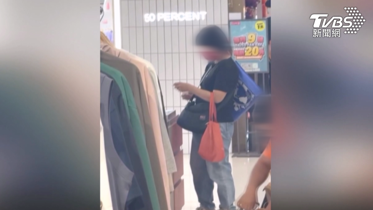 婦人提著大包小包在垃圾桶附近翻找，原來她正在尋找被他人丟棄的發票明細。（圖／TVBS）