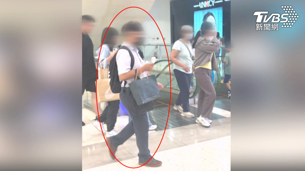 一名打扮像上班族的男子也在進行類似活動，這些人都是針對百貨公司滿千送百的促銷活動而來。（圖／TVBS）