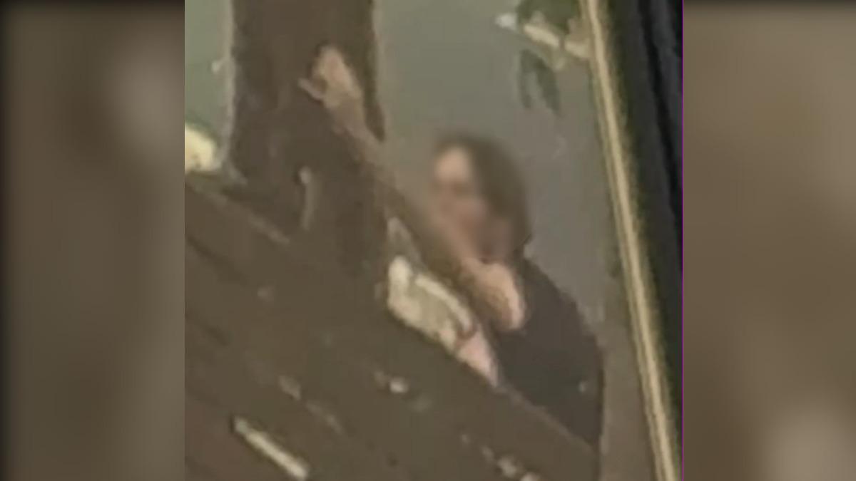 監視器畫面拍到,外籍男子將錢包拿走。(圖/當事人提供)