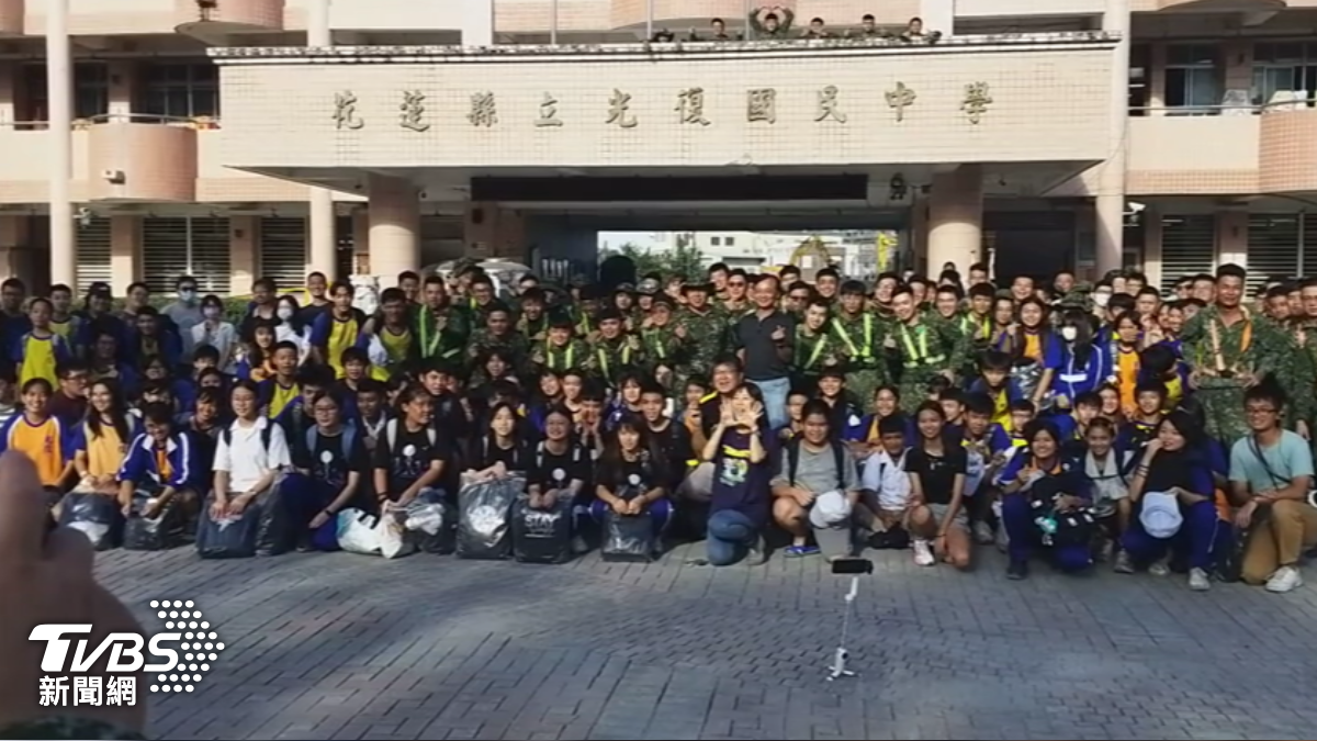 光復國中恢復上班課,全體師生跳舞謝國軍。(圖/TVBS)