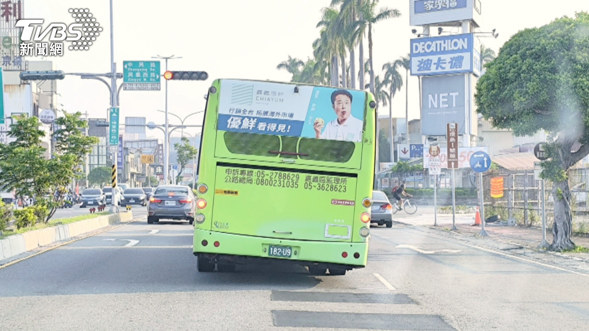 一輛嘉義縣公車日前被民眾發現在路上「斜著開」,讓目擊者擔心是車輛故障可能有安全疑慮。(圖/TVBS)