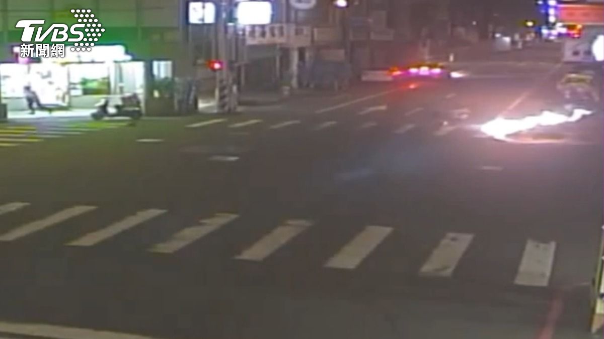 機車又撞到路邊3輛停放機車,瞬間引發熊熊火勢。(圖/TVBS)