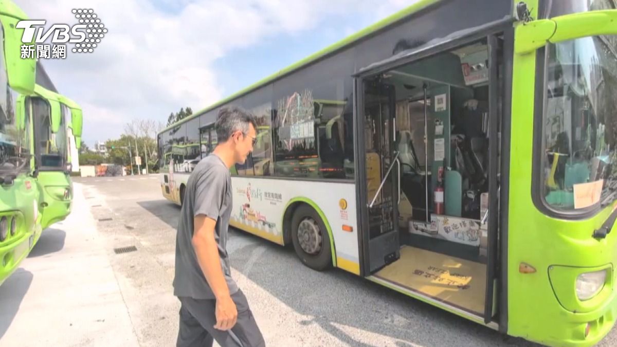 經查訪公車修理廠後,公車傾斜的狀況其實是一項稱為「側跪」的便民設計,疑似是因為電腦數據沒有恢復正常。(圖/TVBS)