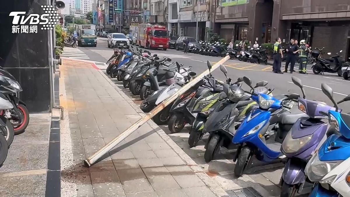 工人外牆施工,將繩索綁在水管,但水管斷裂釀成意外。 (圖/TVBS)