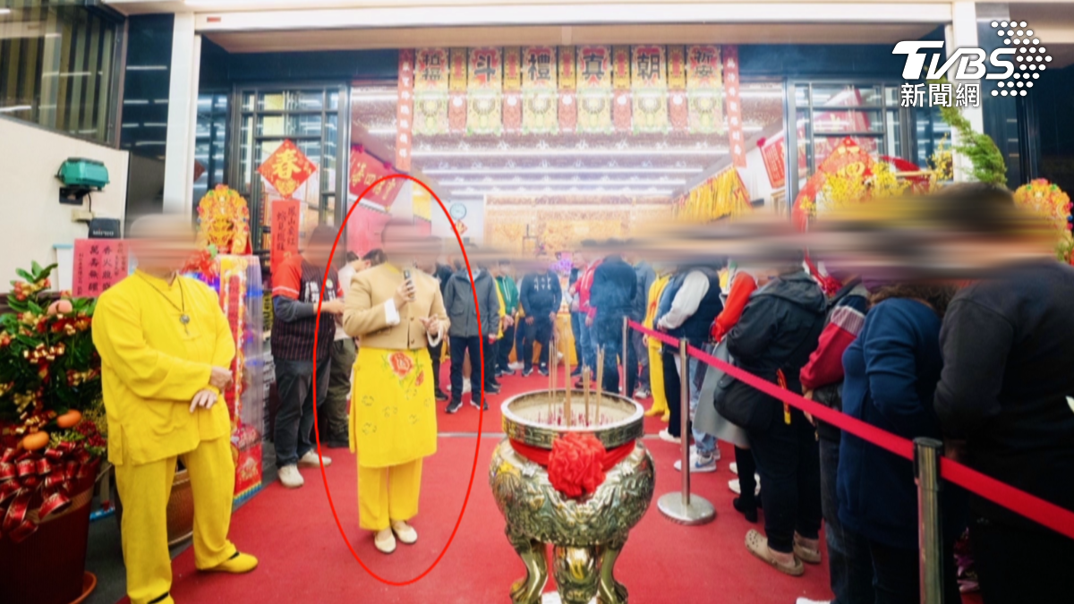 被控詐騙的孫姓姊妹花中，姐姐負責宮廟的問事和通靈工作，社會關係網絡相當廣泛。（圖／TVBS）