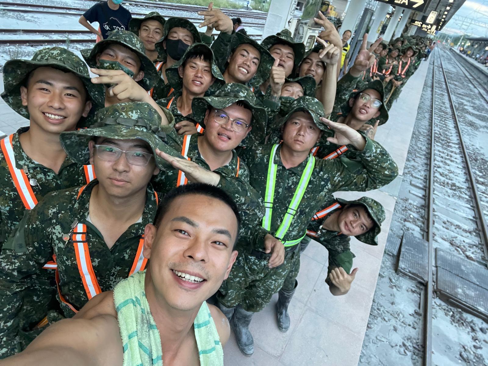 孫綻和國軍弟兄一起救災。(圖/伊林提供)