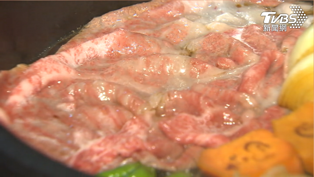 東京百年壽喜燒登台,米其林名店桌邊涮煎。(圖/TVBS)